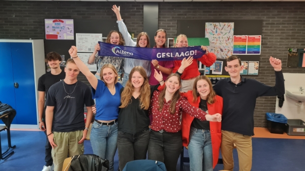 Stralende en blije gezichten bij de geslaagde leerlingen op het Altena College