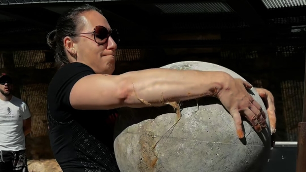 Strongwoman Mayke van Wouwen-Koek uit Uppel vestigt nieuw Nederlands record