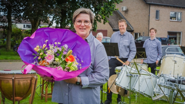 Conny de Jong gehuldigd voor 50 jaar lidmaatschap bij Muziekvereniging Excelsior Genderen