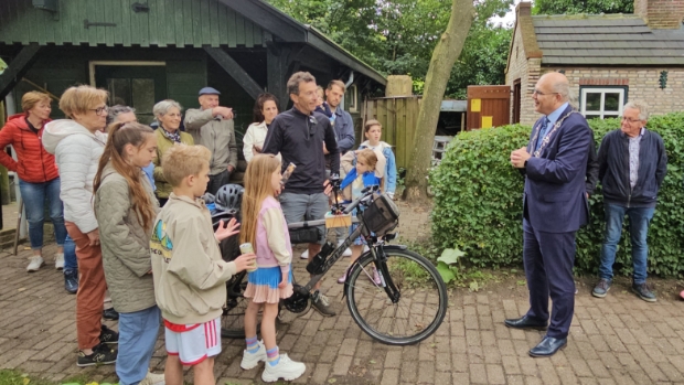 Van Noorloos brengt na lange fietstocht World Peace Flame in Altena: ontstoken in Duyls Bos