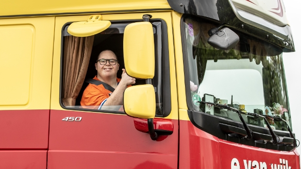 Ruim honderd vrachtwagens toeren door Altena tijdens Truckerdag: deelnemers genieten volop