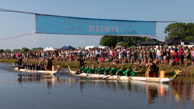 Streep door Drakenbootraces in Almkerk: weiland is onbegaanbaar door vele regen