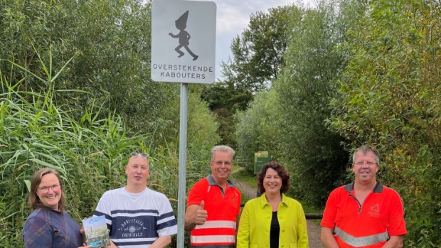 Kabouterroute in Almbos voorzien van speciale verkeersborden