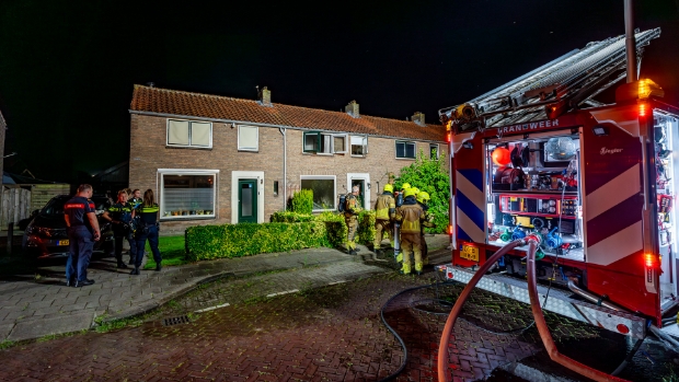 Brandweer redt bewusteloze vrouw uit brandende woning in Sleeuwijk