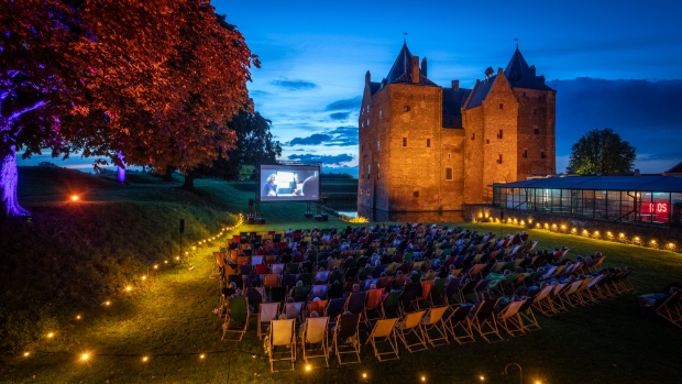 Film kijken onder de sterrenhemel: bij Slot Loevestein kan het deze zomer