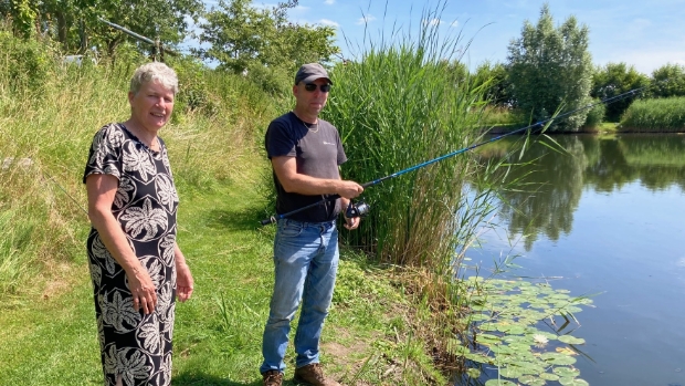 Al 75 jaar vissen bij De Bergse Maas en dat levert leuke verhalen op: ‘Toen moesten we achter de kalkoen aan’