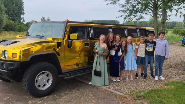 Afscheid van de basisschool in Waardhuizen met een stoere Hummer limousine