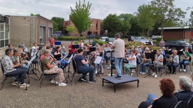 Woudrichems Muziekvereniging Kunst Na Strijd sluit seizoen af met zomeravondconcert