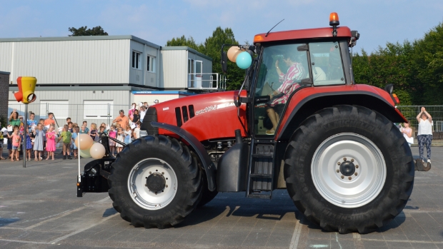 Juf Ellen de Koeijer van basisschool Het Fundament luidt met tractor haar pensioen in