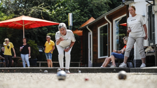 Team Genderen is jeu de boules kampioen van Altena en neemt wisselbeker mee naar huis