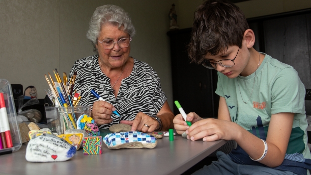 Kunstwerkjes op straat te vinden: oma Corrie en kleinzoon Ramiro uit Sleeuwijk tekenen ze