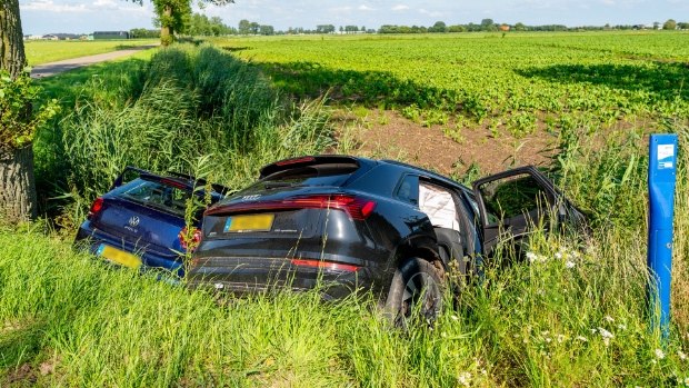 Twee auto’s in de sloot na ongeval in Wijk en Aalburg