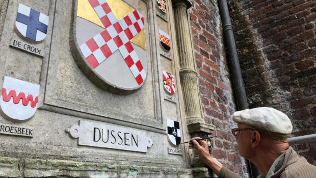 Historische gevelsteen van Kasteel Dussen is gerestaureerd: ‘Trots op resultaat’