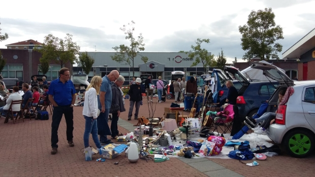 Struin langs kofferbakken en geniet van live muziek in Woudrichem