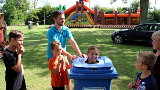 Kinderen timmeren er op los in Genderen: houten hutten in western thema