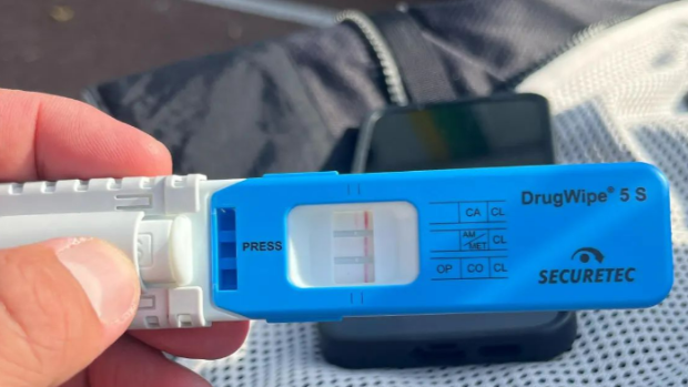 Politie houdt vrachtwagenchauffeur aan die inhaalverbod negeert en positief test op THC