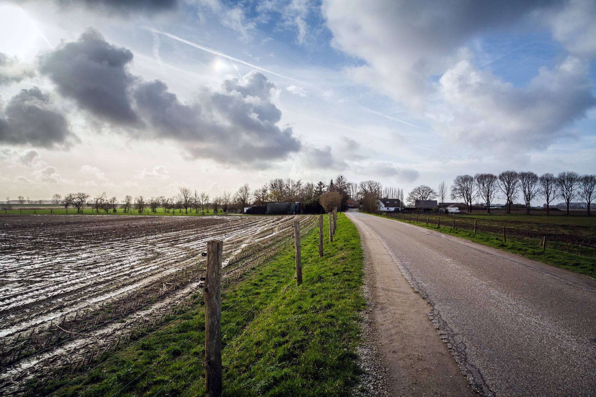 Houd rekening met modder op de weg!