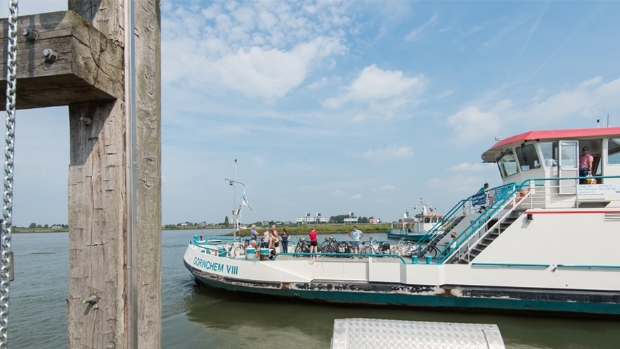 Veerpont tussen Herwijnen en Brakel vijf dagen uit de vaart door werkzaamheden aan dijk