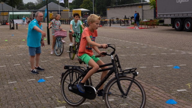 Ouderen en kinderen leren veiliger fietsen in Hank: ‘Ieder slachtoffer is er één teveel’