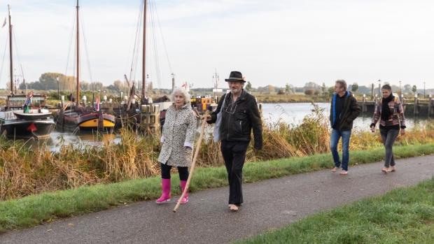 Jaarlijkse stille blotevoetenwandeling in Woudrichem: iedereen mag meelopen