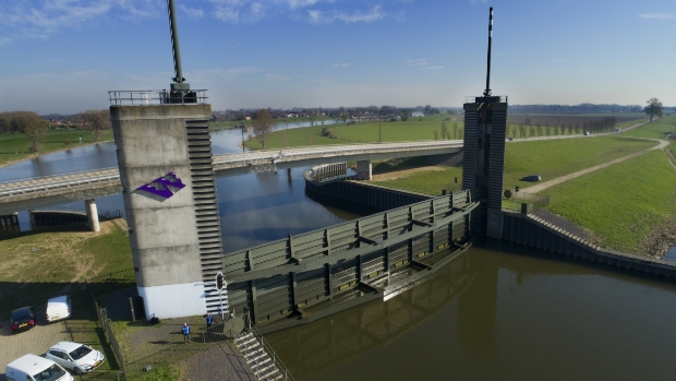 Waterschap oefent met sluiting kering Kromme Nol: scheepvaartverkeer gestremd