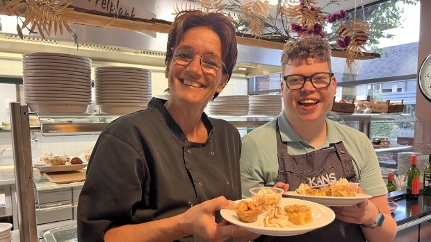 Wethouder Claudia Schipper bezoekt ‘Ontmoet de Boer’-diner in Wijkestein