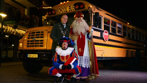 Sinterklaas arriveert in Giessen/Rijswijk met een knalgele schoolbus