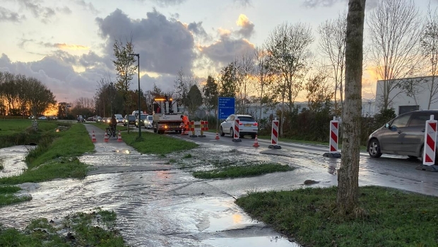 Persleidingbreuk bij Woudrichem: Almkerkseweg waarschijnlijk tot en met vrijdag dicht