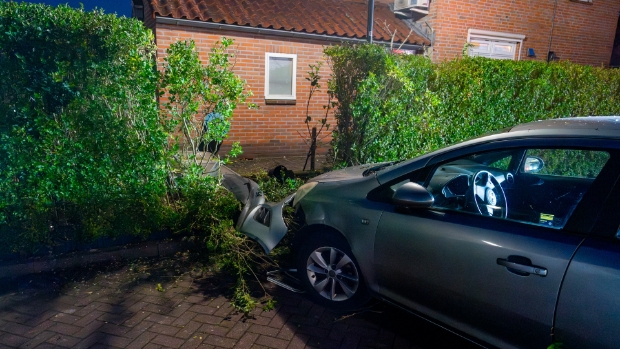 Automobilist verliest controle en eindigt in tuin van woning in Hank