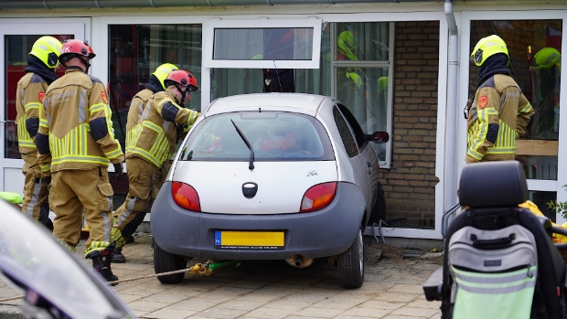 Oudere vrouw rijdt met auto tegen pand in Nieuwendijk