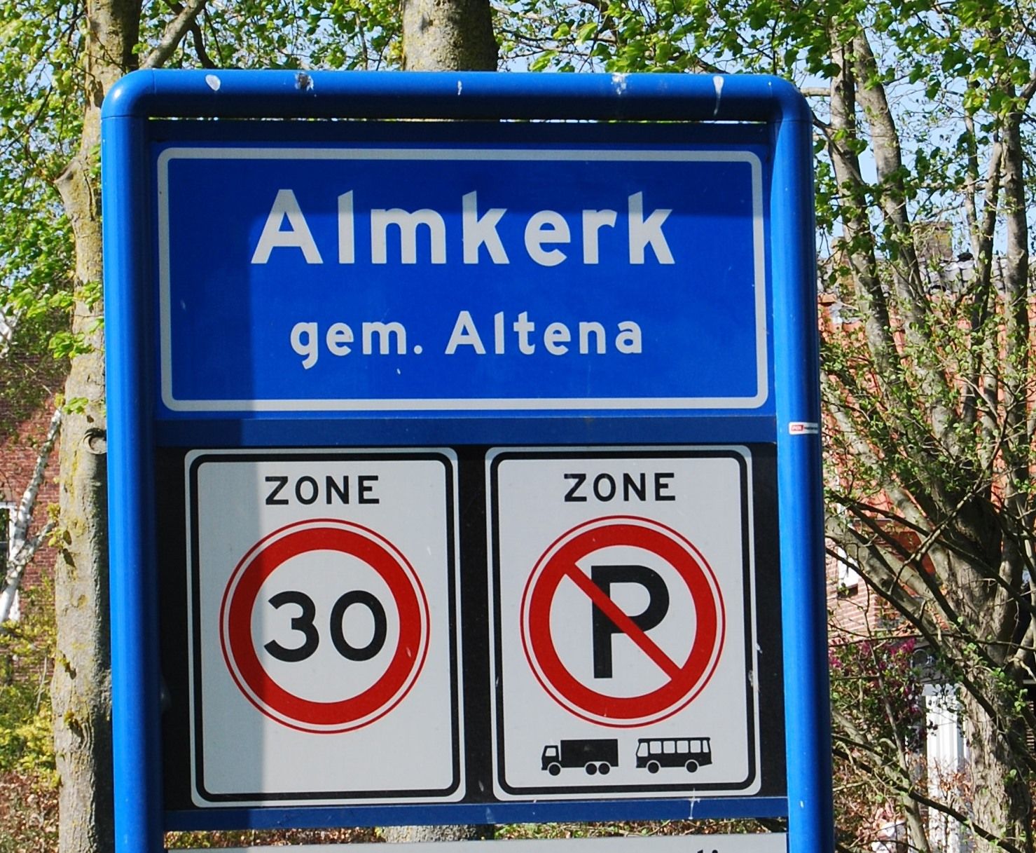 Almkerk: Knotwilg afgesloten